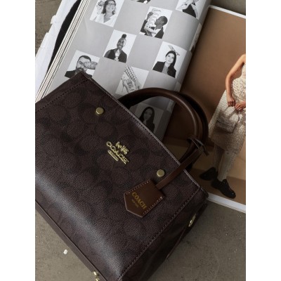 Жіноча сумка Coach через плече шоколадний крос боді
