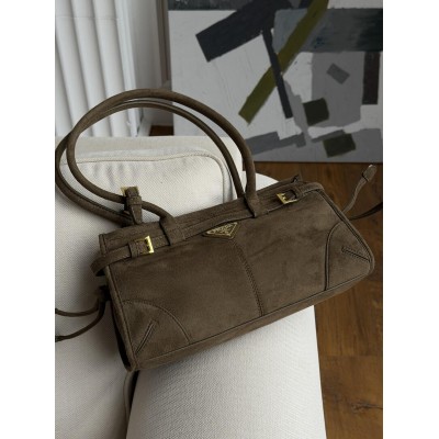 Жіноча сумка Prada Bonnie Medium Suede Shoulder Bag через плече хакі замша Прада Жіноча сумка Prada Bonnie Medium Suede Shoulder Bag через плече хакі замша Прада