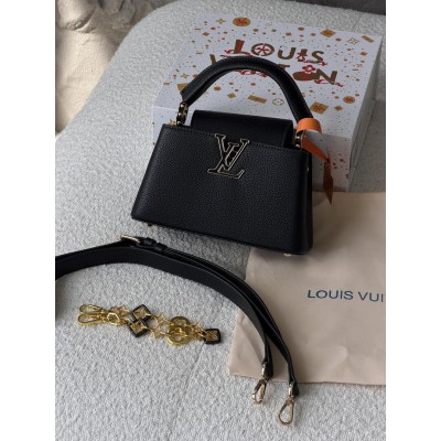 Жіноча сумка клатч Louis Vuitton Capucines East-West Mini через плече Луї Віттон чорний класичний Жіноча сумка клатч Louis Vuitton Capucines East-West Mini через плече Луї Віттон чорний класичний