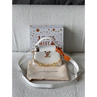Жіноча сумка клатч Louis Vuitton Capucines East-West Mini через плече Луї Віттон білий класичний Жіноча сумка клатч Louis Vuitton Capucines East-West Mini через плече Луї Віттон білий класичний