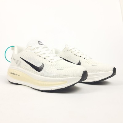 Nike Vomero 18 Plus білі з бежевим, Розмір 44