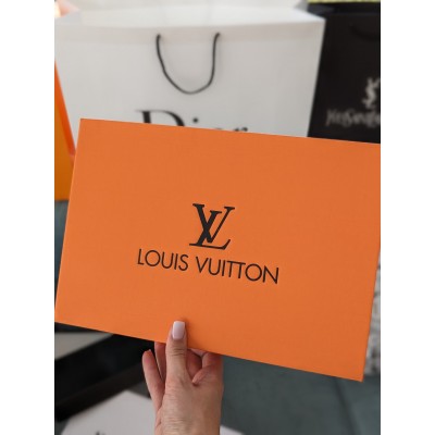 Фірмова упаковка коробки Louis Vuitton, упаковка на подарунок. Подарункова брендова упаковка Луї Вітон Фірмова упаковка коробки Louis Vuitton, упаковка на подарунок. Подарункова брендова упаковка Луї Вітон
