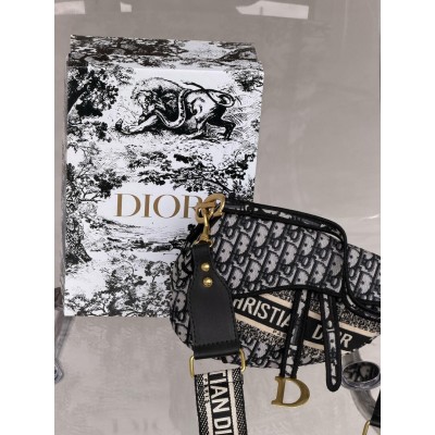 Жіноча сумка Dior Saddle Bag чорний напис через плече Крістіан Діор сідло