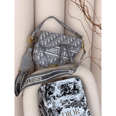 Жіноча сумка Dior Saddle Bag світло-сірий напис через плече Крістіан Діор сідло Жіноча сумка Dior Saddle Bag світло-сірий напис через плече Крістіан Діор сідло