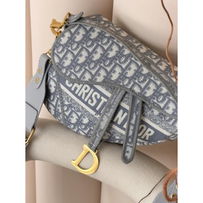 Жіноча сумка Dior Saddle Bag світло-сірий напис через плече Крістіан Діор сідло