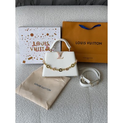 Жіноча сумка клатч Louis Vuitton Capucines East-West Medium через плече Луї Віттон білий класичний Жіноча сумка клатч Louis Vuitton Capucines East-West Medium через плече Луї Віттон білий класичний