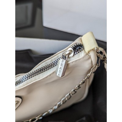 Сумочка жіноча Prada Прада класика молочна