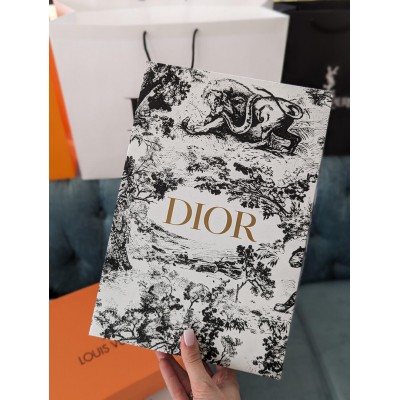 Фірмова упаковка коробка Christian Dior, упаковка на подарунок. Подарункова брендова упаковка Крістіан Діор Фірмова упаковка коробка Christian Dior, упаковка на подарунок. Подарункова брендова упаковка Крістіан Діор