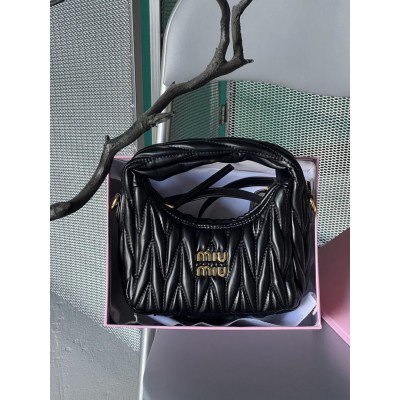 Сумка жіноча Miu Miu Wonder Matelasse Leather Hobo чорний хобо через плече Міу Міу Сумка жіноча Miu Miu Wonder Matelasse Leather Hobo чорний хобо через плече Міу Міу
