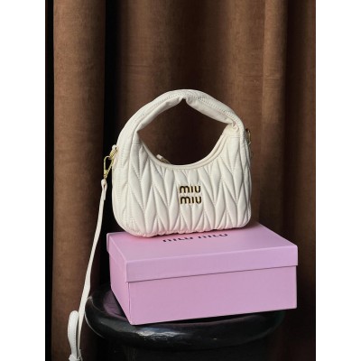 Сумка жіноча Miu Miu Wonder Matelasse Leather Hobo молочний хобо через плече Міу Міу Сумка жіноча Miu Miu Wonder Matelasse Leather Hobo молочний хобо через плече Міу Міу