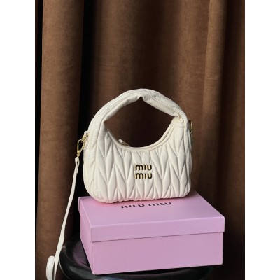 Сумка жіноча Miu Miu Wonder Matelasse Leather Hobo молочний хобо через плече Міу Міу