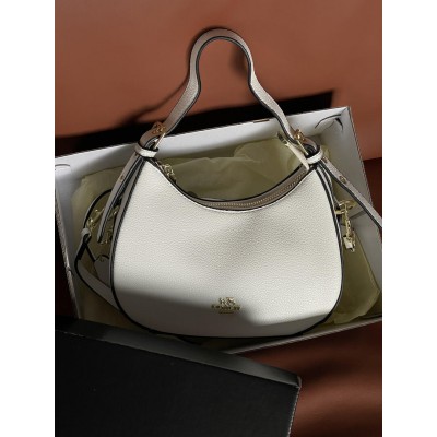 Женская сумка багет Coach Kleo белый классический через плече Коуч