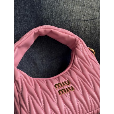 Сумка жіноча Miu Miu Wonder Matelasse Leather Hobo рожевий хобо через плече Міу Міу