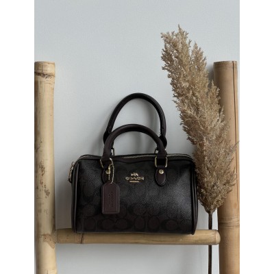 Сумка женская Coach Mini Rowan Crossbody In Signature шоколадный Коуч бочонок Сумка женская Coach Mini Rowan Crossbody In Signature шоколадный Коуч бочонок