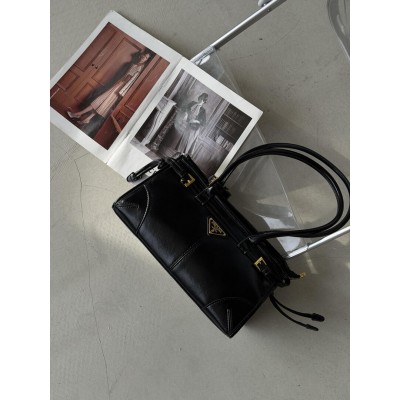 Жіноча сумка Prada Bonnie Medium Leather Handbag через плече чорний Прада Жіноча сумка Prada Bonnie Medium Leather Handbag через плече чорний Прада