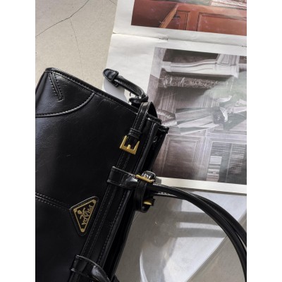 Жіноча сумка Prada Bonnie Medium Leather Handbag через плече чорний Прада