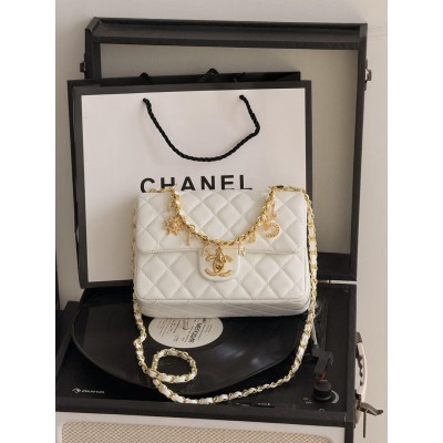 Клатч жіноча сумка Chanel Mini Lambskin Coco Charms Rectangular Classic через плече білий Шанель маленька Клатч жіноча сумка Chanel Mini Lambskin Coco Charms Rectangular Classic через плече білий Шанель маленька