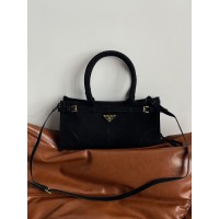 Жіноча сумка Prada Medium Suede Tote Bag через плече чорний Прада