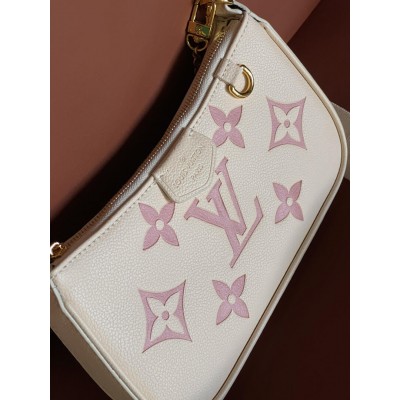 Жіноча сумка Louis Vuitton Bolsa Easy Pouch On Strap молочний клатч через плече
