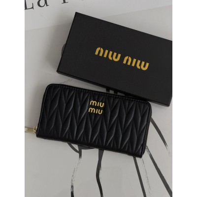 Гаманець Miu Miu жіночий великий чорний стьобаний Гаманець Miu Miu жіночий великий чорний стьобаний