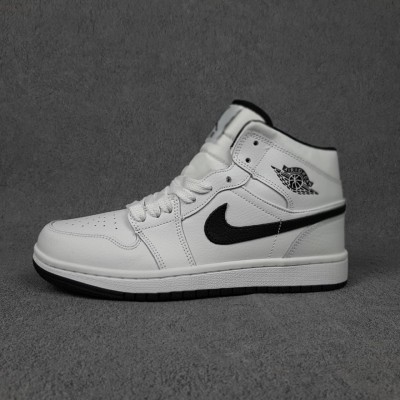 Nike Air Jordan 1 білі з чорним, Розмір 41 Nike Air Jordan 1 білі з чорним, Розмір 41