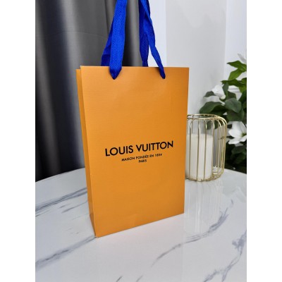 Фірмова упаковка маленький пакет Louis Vuitton упаковки на подарунок. Подарункова брендова упаковка Луї Віттон Фірмова упаковка маленький пакет Louis Vuitton упаковки на подарунок. Подарункова брендова упаковка Луї Віттон