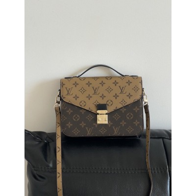 Cумка женская Луи Витон через плечо Louis Vuitton Medium Pochette моногамм Cумка женская Луи Витон через плечо Louis Vuitton Medium Pochette моногамм