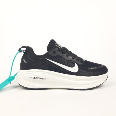 Nike Vomero 18 Plus чорні на білій, Розмір 42 Nike Vomero 18 Plus чорні на білій, Розмір 42