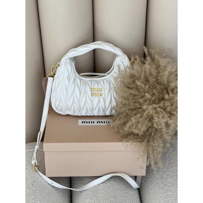 Сумка жіноча Miu Miu Wander Matelassé Nappa Leather Hobo Bag білий хобо Міу Міу Сумка жіноча Miu Miu Wander Matelassé Nappa Leather Hobo Bag білий хобо Міу Міу