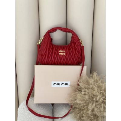 Сумка жіноча Miu Miu Wander Matelassé Nappa Leather Hobo Bag червоний хобо Міу Міу Сумка жіноча Miu Miu Wander Matelassé Nappa Leather Hobo Bag червоний хобо Міу Міу