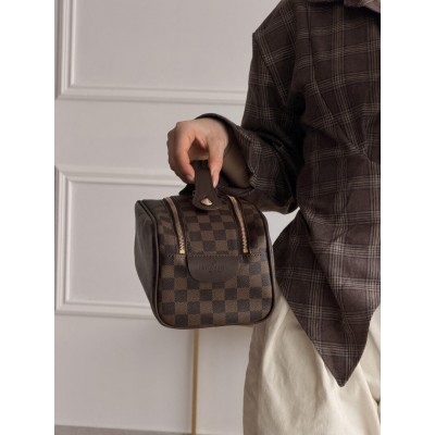 Жіноча косметичка Louis Vuitton Dopp Kit коричневий в клітинку Луї Віттон