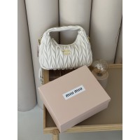 Сумка жіноча Miu Miu Wander Matelasse Nappa Leather Hobo Bag молочний хобо Міу Міу