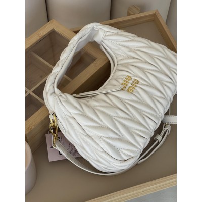 Сумка жіноча Miu Miu Wander Matelasse Nappa Leather Hobo Bag молочний хобо Міу Міу