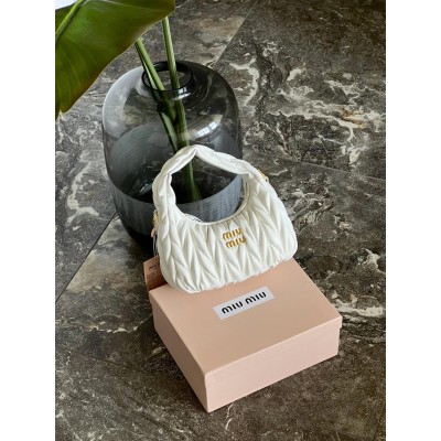 Сумка жіноча Miu Miu Wander Matelassé Nappa Leather білий хобо Міу Міу Сумка жіноча Miu Miu Wander Matelassé Nappa Leather білий хобо Міу Міу