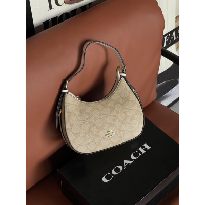 Женская сумка багет Coach Kleo молочный через плече Коуч Женская сумка багет Coach Kleo молочный через плече Коуч