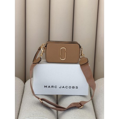 Жіноча сумка Marc Jacobs The Snapshot бежевий на широкому ремені крос боді Марк Джейкобс Жіноча сумка Marc Jacobs The Snapshot бежевий на широкому ремені крос боді Марк Джейкобс