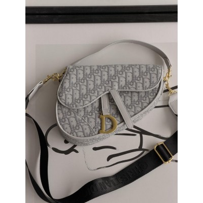 Жіноча сумка сідло Dior Saddle Bag світло-сірий маленька сумочка Діор Жіноча сумка сідло Dior Saddle Bag світло-сірий маленька сумочка Діор