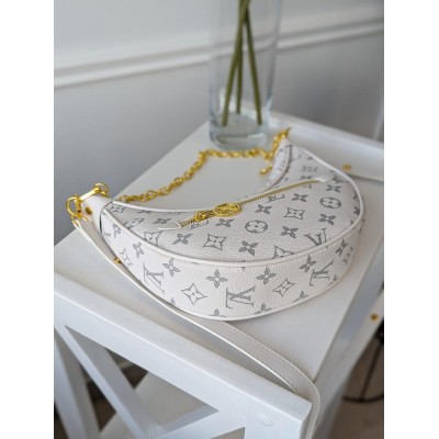Сумка Луї Вітон хобо Louis Vuitton Loop, білий на плечі