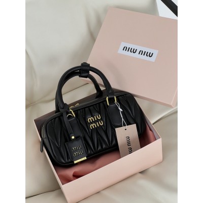 Сумка жіноча Miu Miu Arcadie Matelassé чорний крос боді Міу Міу Сумка жіноча Miu Miu Arcadie Matelassé чорний крос боді Міу Міу
