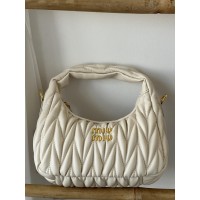 Сумка женская Miu Miu Wander Matelassé Nappa Leather молочный хобо Миу Миу