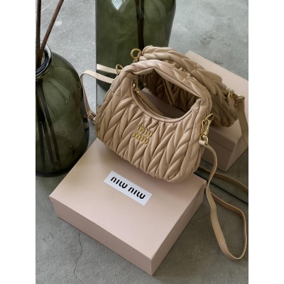 Сумка жіноча Miu Miu Wander Matelassé Nappa Leather бежевий хобо Міу Міу Сумка жіноча Miu Miu Wander Matelassé Nappa Leather бежевий хобо Міу Міу