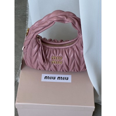 Сумка жіноча Miu Miu Wander Matelassé Nappa Leather пудрово-рожевий хобо Міу Міу Сумка жіноча Miu Miu Wander Matelassé Nappa Leather пудрово-рожевий хобо Міу Міу