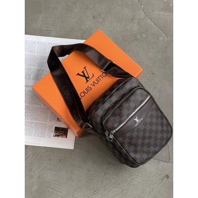 Чоловіча сумка месенджер Louis Vuitton через коричневий плече в клітку Луї Віттон Чоловіча сумка месенджер Louis Vuitton через коричневий плече в клітку Луї Віттон